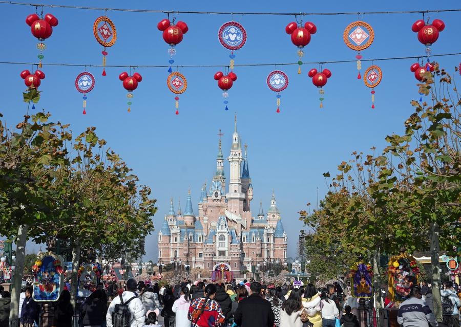 Faroles con la forma de la cabeza de Mickey en el Shanghai Disney Resort, en el este de China, el 22 de enero de 2025. (Xinhua/Liu Ying)