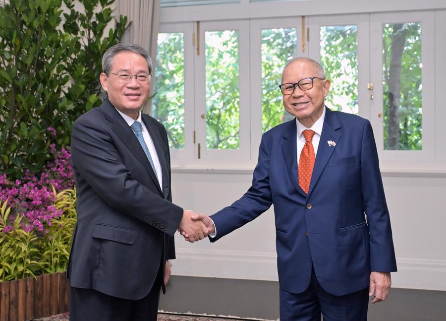 El primer ministro chino, Li Qiang, se reúne con el presidente en funciones de Singapur, Eddie Teo, en el Istana, el palacio presidencial del país, en Singapur, el 26 de octubre de 2025. (Xinhua/Gao Jie)