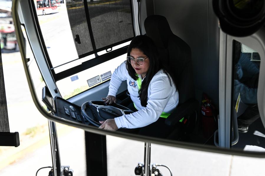 Imagen del 20 de octubre de 2025 de la conductora del transporte público, Yasna Parra, conduciendo un autobús eléctrico chino, en el electroterminal El Conquistador, en la comuna de Maipú, en Santiago, capital de Chile. (Xinhua/Jorge Villegas)