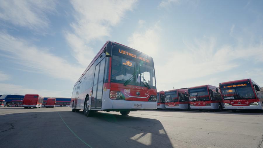 Imagen cedida por Yutong del 22 de agosto de 2025 de autobuses eléctricos chinos, en el electroterminal El Conquistador, en la comuna de Maipú, en Santiago, capital de Chile. (Xinhua/Yutong) 