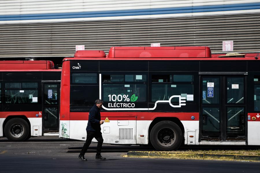 Imagen del 20 de octubre de 2025 de un conductor caminando frente a un autobús eléctrico chino, en el electroterminal El Conquistador, en la comuna de Maipú, en Santiago, capital de Chile. (Xinhua/Jorge Villegas)