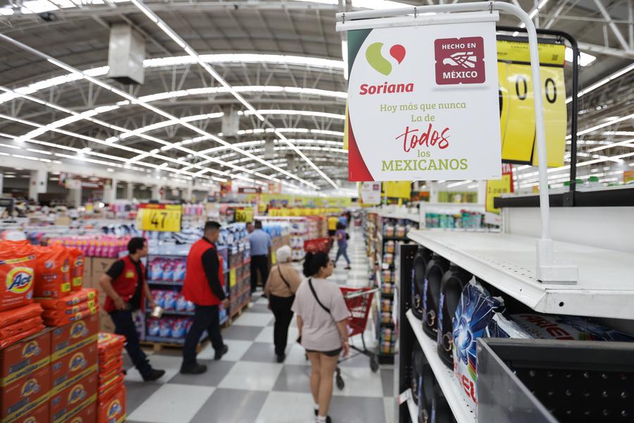 Personas recorren un pasillo con productos marcados con el sello "Hecho en México", en un supermercado de la Ciudad de México, la capital mexicana, el 7 de marzo de 2025. (Xinhua/Francisco Cañedo)