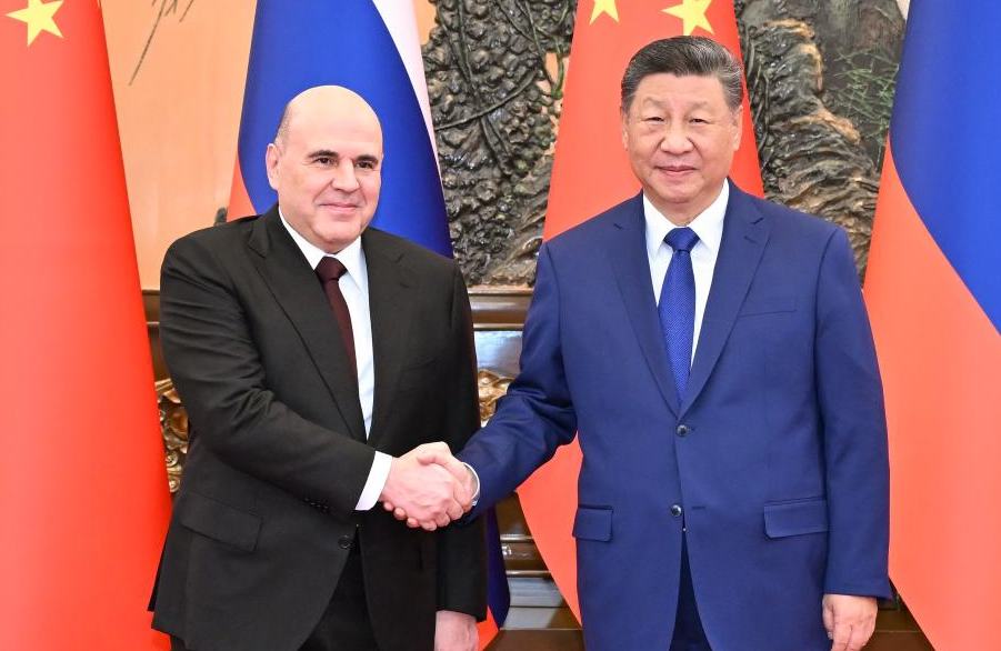 Xi se reúne con primer ministro ruso en Beijing