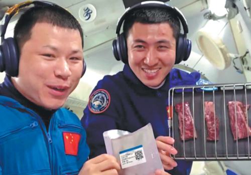 Astronautas chinos disfrutan de pollo y carne de res a la parrilla
