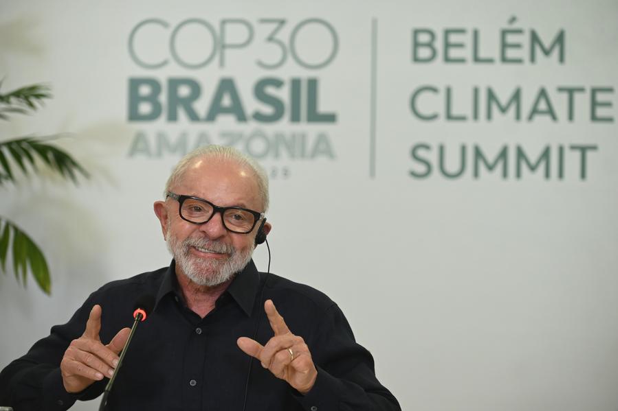 El presidente brasileño, Luiz Inácio Lula da Silva, habla durante una conferencia de prensa con representantes de agencias de noticias internacionales previo al inicio de la 30ª Conferencia de las Partes (COP30) de la Convención Marco de las Naciones Unidas sobre el Cambio Climático, en Belém, estado de Pará, Brasil, el 4 de noviembre de 2025. (Xinhua/Lucio Tavora) 