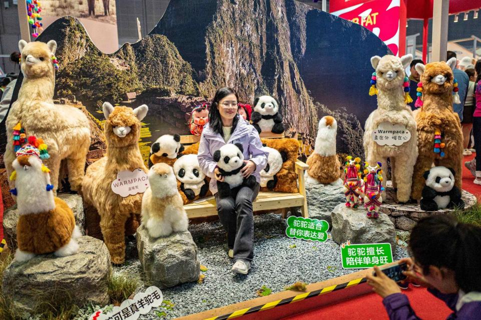 Historia de la CIIE: Cómo los productos peruanos de alpaca encuentran su gran escenario en China