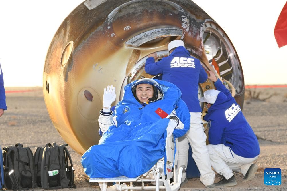 Todos los astronautas de Shenzhou-20 salen de cápsula de retorno