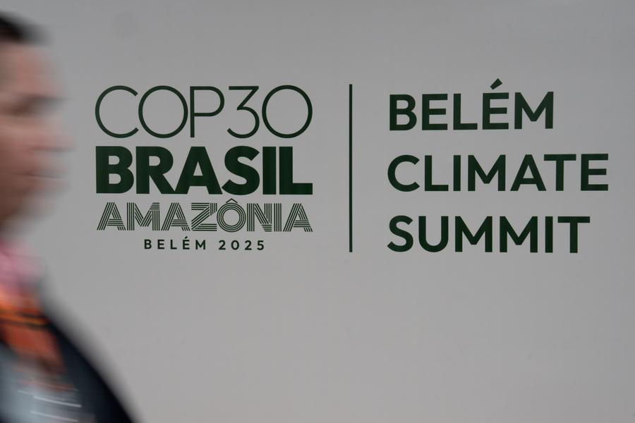 Un hombre camina junto al logotipo de la 30ª Conferencia de las Partes (COP30) de la Convención Marco de las Naciones Unidas sobre el Cambio Climático en Belém, Brasil, el 6 de noviembre de 2025. (Xinhua/Lucio Tavora)