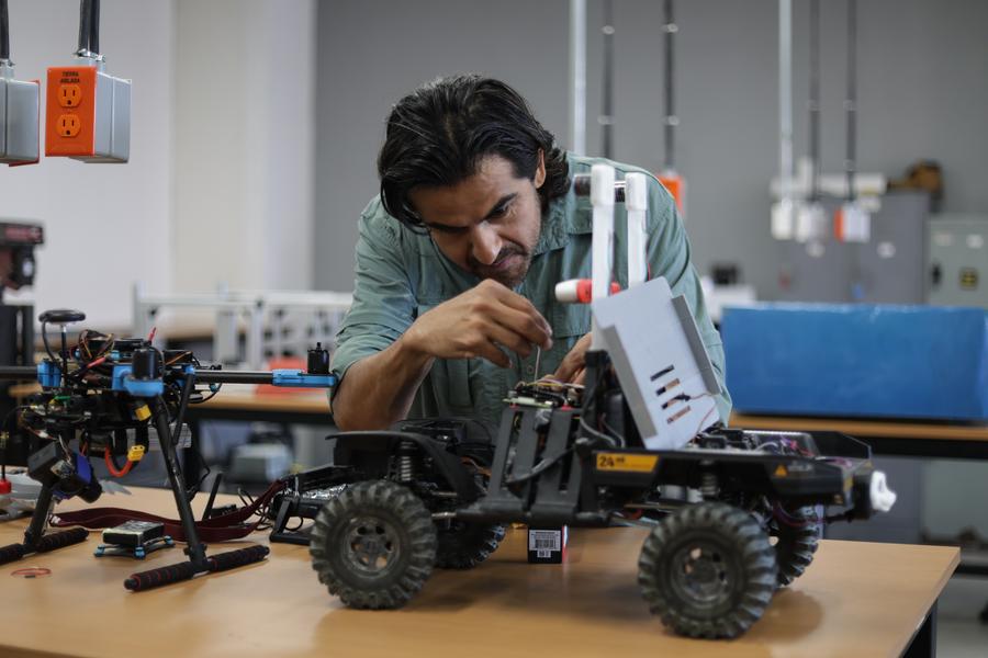 Diseñan en México robot explorador con redes neuronales y visión artificial que identifica amenazas en minas