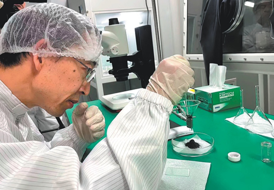 Academia de Ciencias de China resuelve el enigma del suelo lunar pegajoso