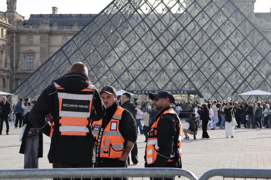 Francia arresta a cuatro sospechosos más por robo de joyas de Louvre
