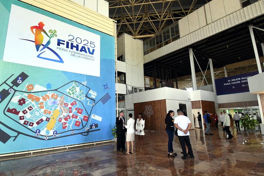 Imagen del 24 de noviembre de 2025 de personas conversando durante la edición 41 de la Feria Internacional de La Habana (FIHAV 2025) en el recinto ferial Expocuba, en La Habana, capital de Cuba. (Xinhua/Joaquín Hernández)