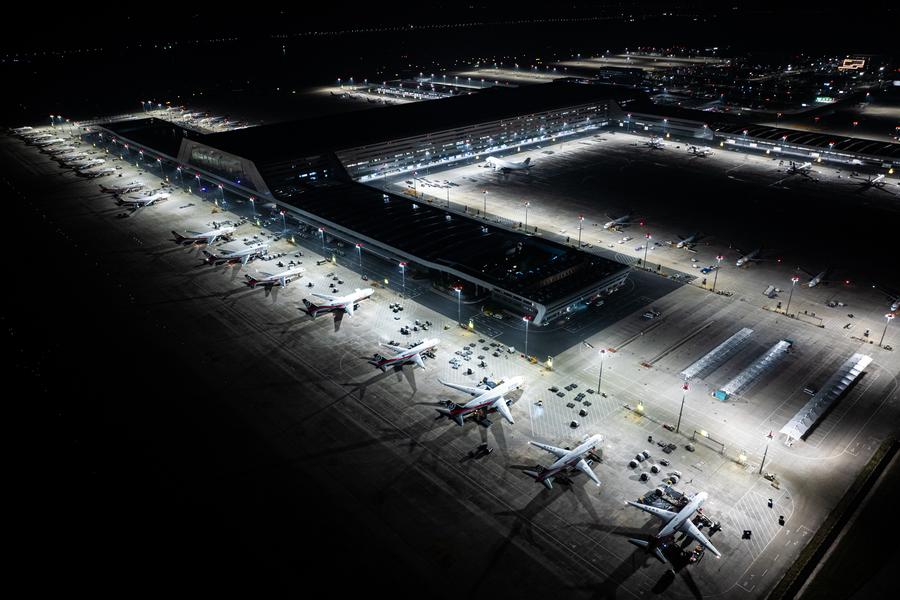 Esta foto, tomada el 11 de julio de 2025, muestra la plataforma de estacionamiento del Aeropuerto Internacional Huahu de Ezhou, en la provincia de Hubei, en el centro de China. (Xinhua/Xiao Yijiu)