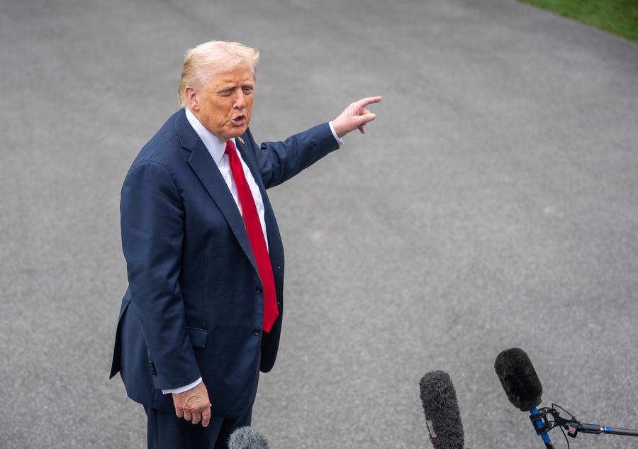 El presidente estadounidense, Donald Trump, habla ante periodistas, en la Casa Blanca, en Washington, D.C., Estados Unidos, el 30 de septiembre de 2025.  (Xinhua/Hu Yousong)