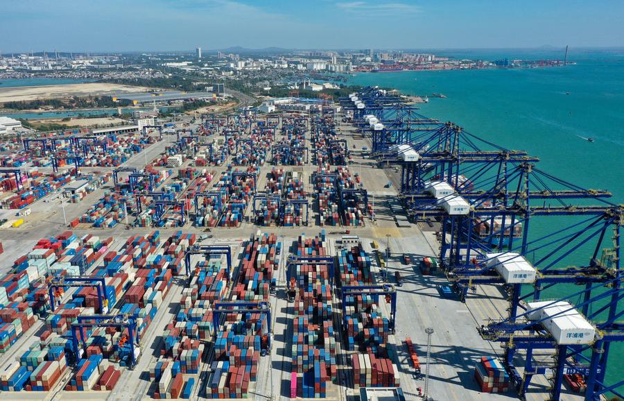 Panorámica aérea del puerto de Yangpu, en la Zona de Desarrollo Económico de Yangpu, en Danzhou, ciudad de la provincia insular meridional china de Hainan, el 28 de noviembre de 2025. (Xinhua/Guo Cheng)