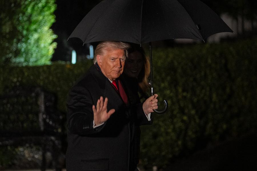 Imagen del 25 de noviembre de 2025 del presidente de Estados Unidos, Donald Trump, y la primera dama, Melania Trump, saliendo de la Casa Blanca, en Washington D.C., Estados Unidos. (Xinhua/Hu Yousong) 