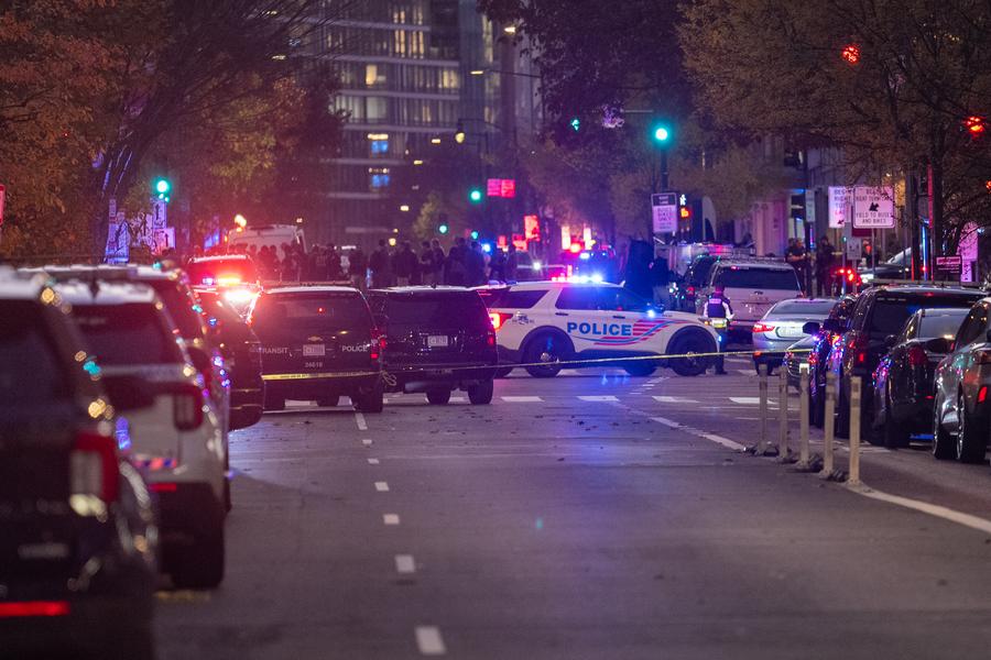Imagen del 26 de noviembre de 2025 de la policía vigilando después del tiroteo a dos integrantes de la Guardia Nacional de Estados Unidos cerca de la Casa Blanca, en Washington D.C., Estados Unidos. (Xinhua/Hu Yousong) 