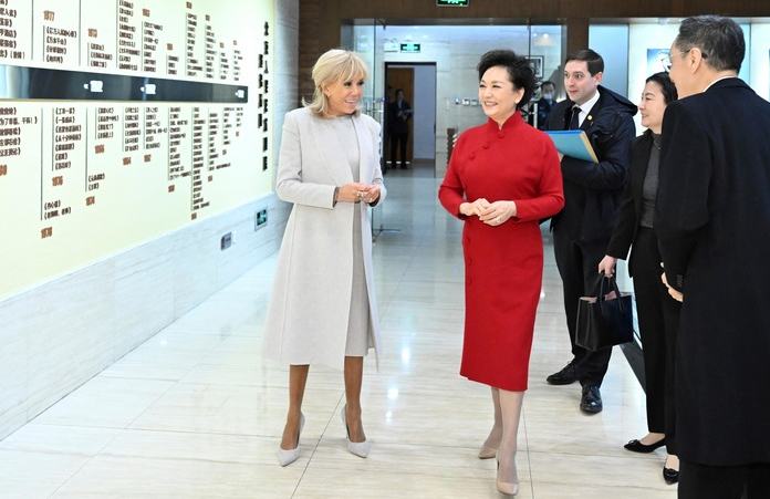 Peng Liyuan y Brigitte Macron visitan Teatro de Arte Popular de Beijing