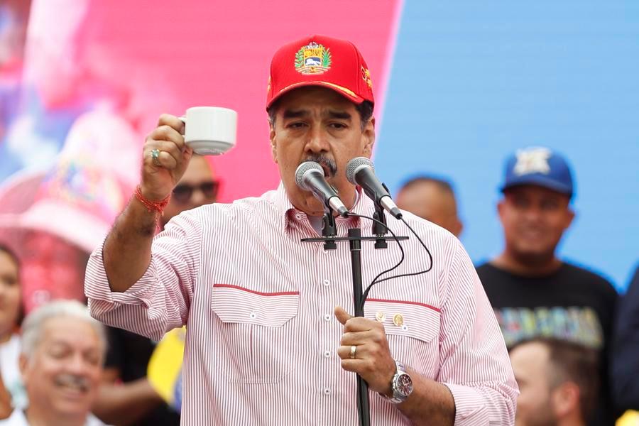 Venezuela enfrenta un "momento decisivo" ante agresiones de EEUU, advierte Maduro