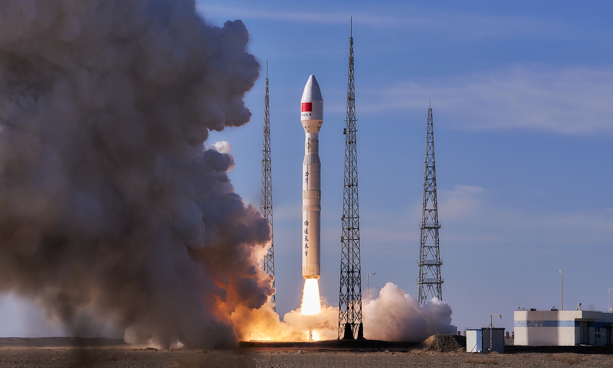 China lanza satélites para Emiratos Árabes Unidos, Egipto y Nepal en una nueva misión espacial comercial