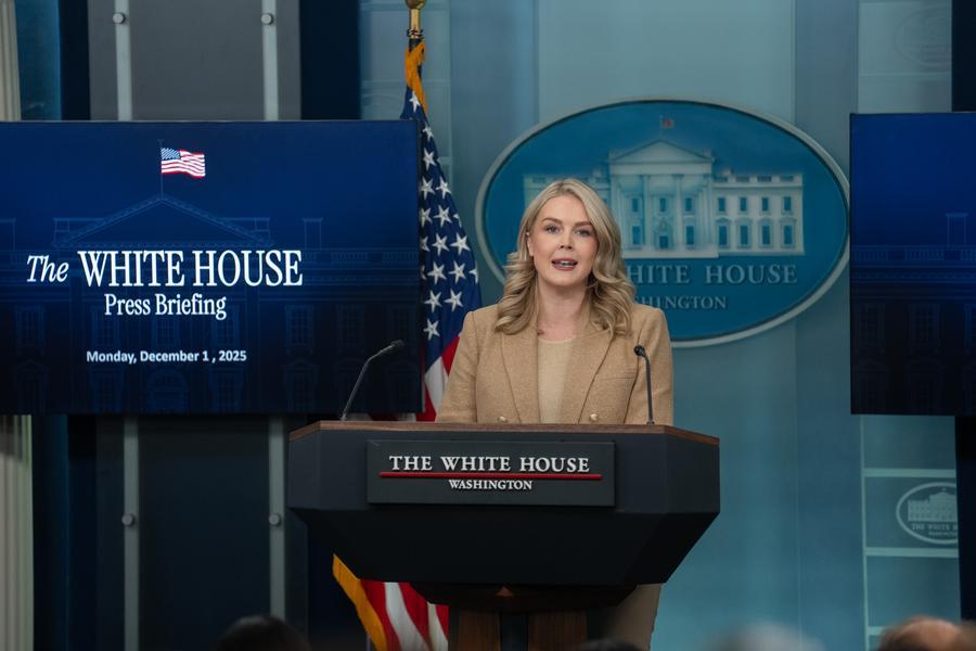 La secretaria de Prensa de la Casa Blanca, Karoline Leavitt, habla durante una conferencia de prensa diaria en la Casa Blanca, en Washington D. C., Estados Unidos, el 1 de diciembre de 2025. (Xinhua/Hu Yousong) 