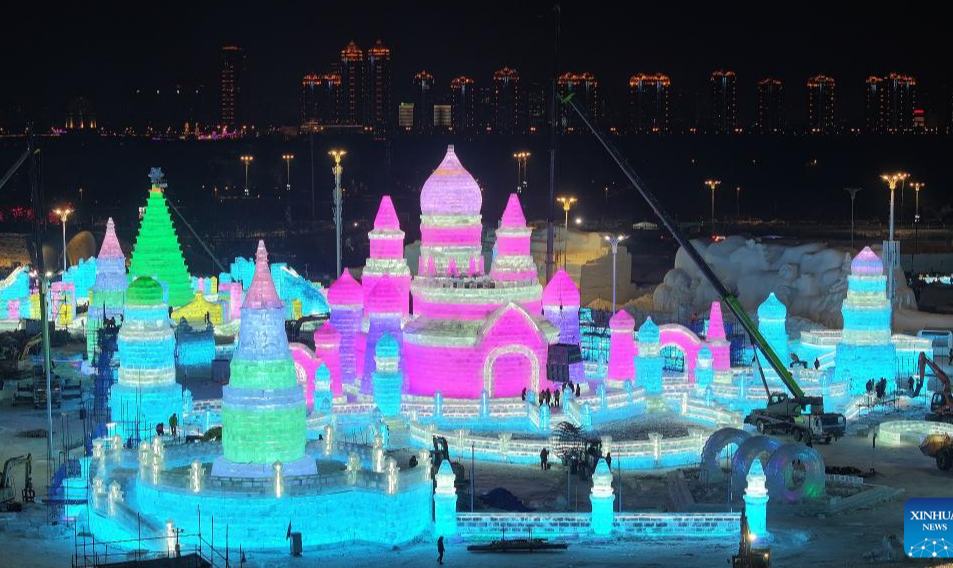 La 27 edición del Mundo de Hielo y Nieve ha entrado en su fase final de construcción