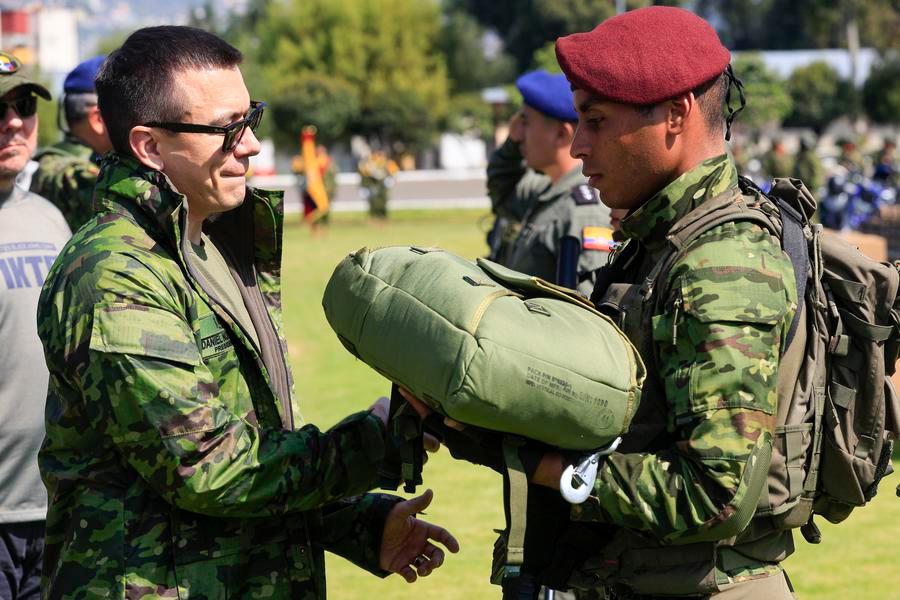 Presidente de Ecuador entrega nueva logística militar para enfrentar el "narcoterrorismo"