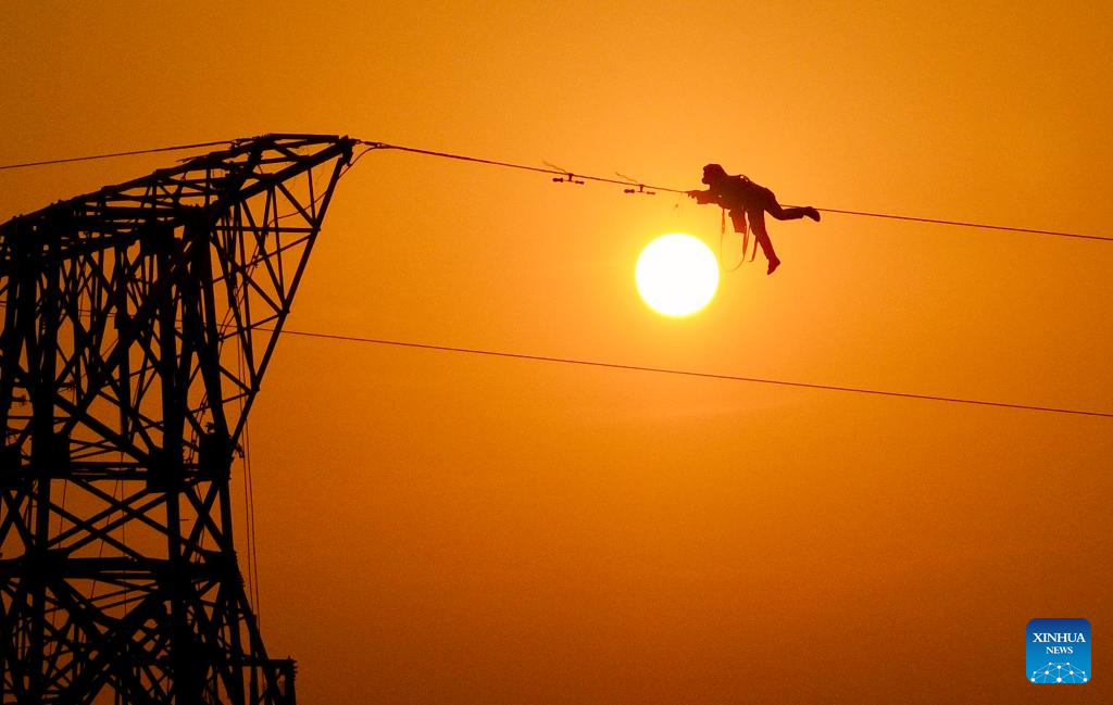 Construcción del cuerpo principal de la línea de transmisión de energía eléctrica de 500 kV en Anhui concluye con éxito