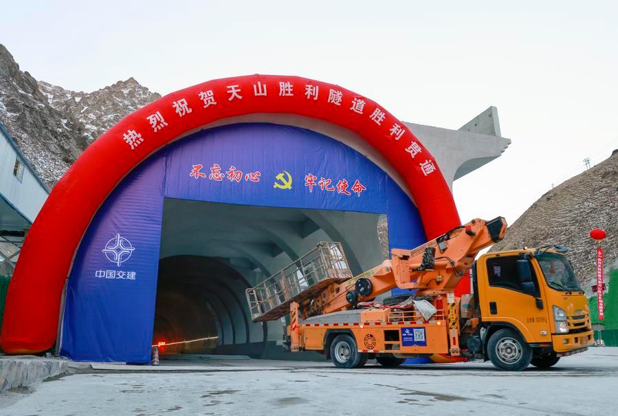 Túnel de autopista más largo del mundo se abrirá a tráfico en Xinjiang a finales de año