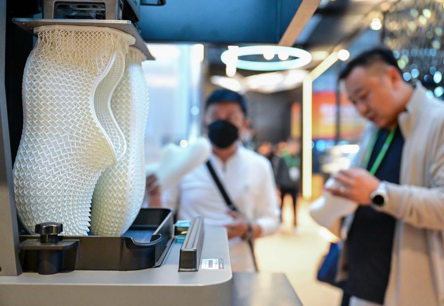 China revisa informe sobre aplicación de los logros científicos y tecnológicos