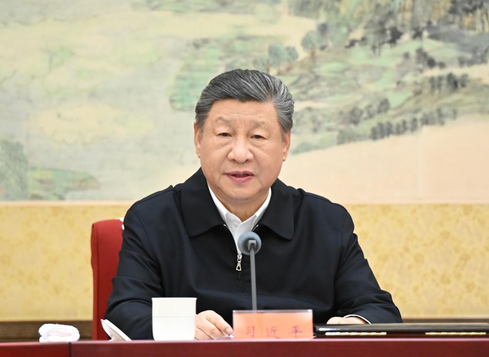Xi Jinping, secretario general del Comité Central del Partido Comunista de China (PCCh), pronuncia un discurso importante mientras preside la reunión de crítica y autocrítica del Buró Político del Comité Central del PCCh. La reunión se celebró del 25 al 26 de diciembre de 2025. (Xinhua/Xie Huanchi)
