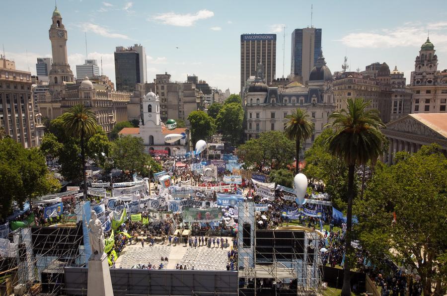 Argentinos cierran un 2025 de incertidumbre frente al alto costo de vida