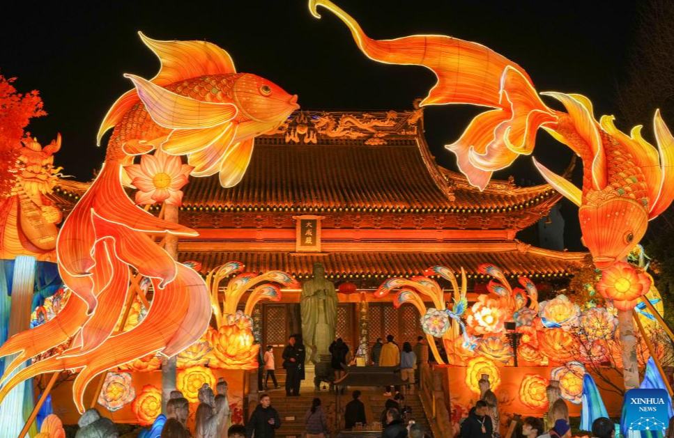 Decoraciones de linternas exhibidas en Nanjing para celebrar el próximo Año Nuevo