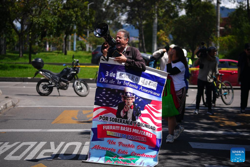 Un hombre participa en una manifestación frente a la Embajada de Estados Unidos, en Bogotá, capital de Colombia, el 3 de enero de 2026. El presidente estadounidense, Donald Trump, declaró la madrugada del sábado que Estados Unidos había llevado a cabo con éxito una operación a gran escala contra Venezuela, capturando al presidente Nicolás Maduro y su esposa, y sacándolos del país. (Xinhua/Andrés Moreno)