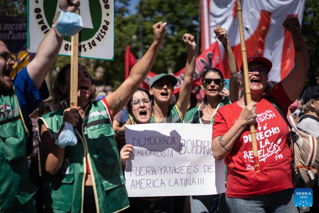 Personas participan en una manifestación frente a la Embajada de Estados Unidos, en la ciudad de Buenos Aires, capital de Argentina, el 3 de enero de 2026. Varios gobiernos latinoamericanos, de diferentes signos políticos, condenaron el sábado la agresión lanzada por Estados Unidos contra Venezuela y la captura del presidente venezolano, Nicolás Maduro, y de su esposa, Cilia Flores. (Xinhua/Martín Zabala)