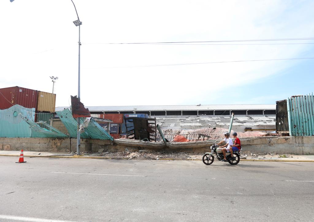 Motociclistas circulan frente a las instalaciones dañadas por un ataque aéreo estadounidense en el Puerto de La Guaira, en el estado La Guaira, Venezuela, el 3 de enero de 2026. Varios gobiernos latinoamericanos, de diferentes signos políticos, condenaron el sábado la agresión lanzada por Estados Unidos contra Venezuela y la captura del presidente venezolano, Nicolás Maduro, y de su esposa, Cilia Flores. (Xinhua/Str)