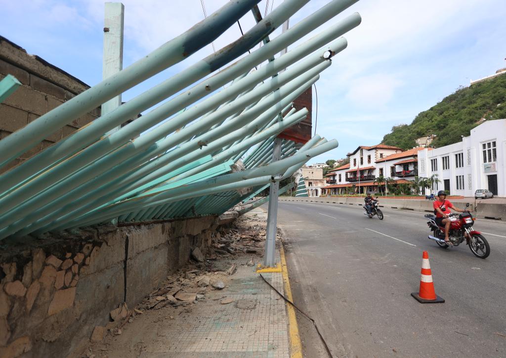 Motociclistas circulan frente a las instalaciones dañadas por un ataque aéreo estadounidense en el Puerto de La Guaira, en el estado La Guaira, Venezuela, el 3 de enero de 2026. Varios gobiernos latinoamericanos, de diferentes signos políticos, condenaron el sábado la agresión lanzada por Estados Unidos contra Venezuela y la captura del presidente venezolano, Nicolás Maduro, y de su esposa, Cilia Flores. (Xinhua/Str)