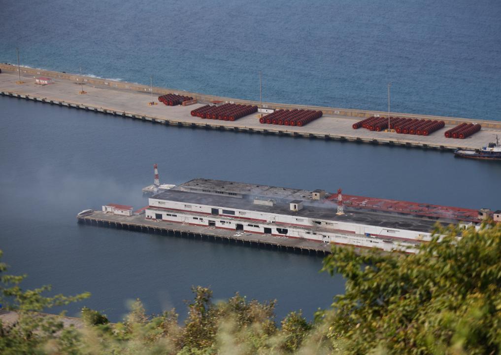 Instalaciones dañadas por un ataque aéreo estadounidense son vistas en el Puerto de La Guaira, en el estado La Guaira, Venezuela, el 3 de enero de 2026. Varios gobiernos latinoamericanos, de diferentes signos políticos, condenaron el sábado la agresión lanzada por Estados Unidos contra Venezuela y la captura del presidente venezolano, Nicolás Maduro, y de su esposa, Cilia Flores. (Xinhua/Str)