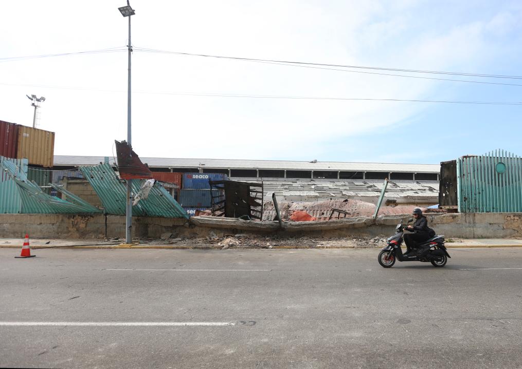 Un motociclista circula frente a las instalaciones dañadas por un ataque aéreo estadounidense en el Puerto de La Guaira, en el estado La Guaira, Venezuela, el 3 de enero de 2026. Varios gobiernos latinoamericanos, de diferentes signos políticos, condenaron el sábado la agresión lanzada por Estados Unidos contra Venezuela y la captura del presidente venezolano, Nicolás Maduro, y de su esposa, Cilia Flores. (Xinhua/Str)