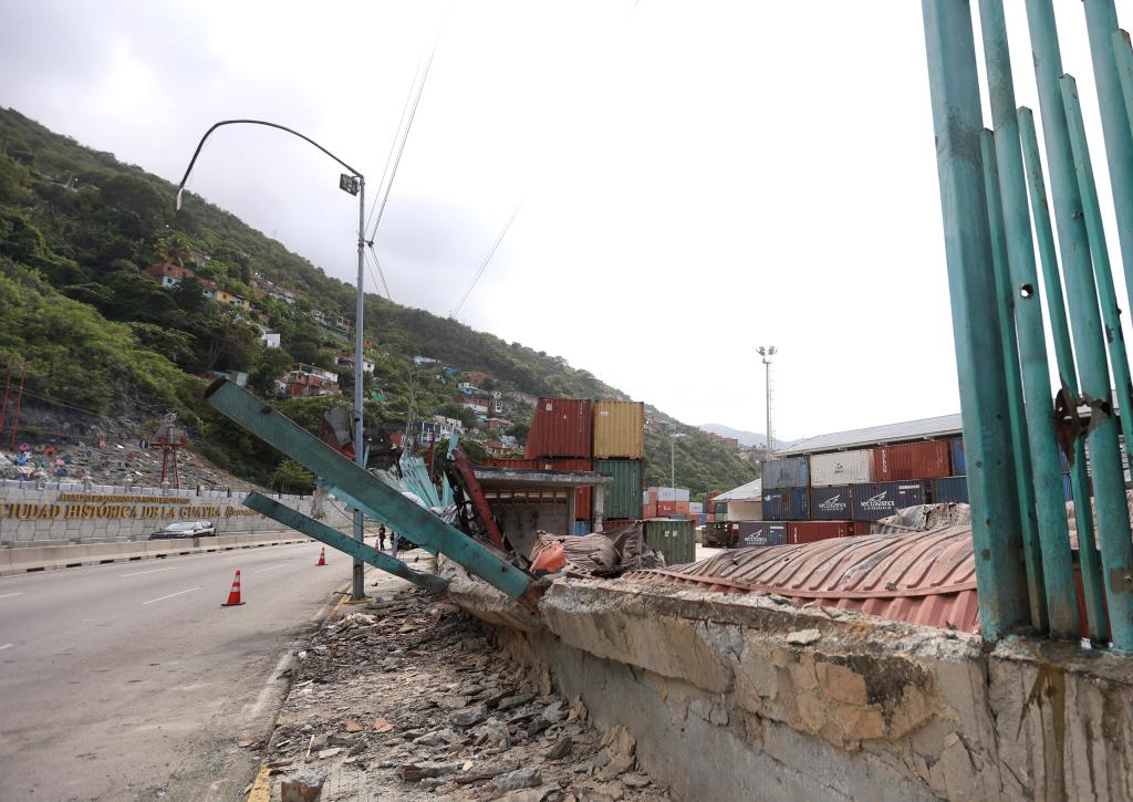 Instalaciones dañadas por un ataque aéreo estadounidense son vistas en el Puerto de La Guaira, en el estado La Guaira, Venezuela, el 3 de enero de 2026. Varios gobiernos latinoamericanos, de diferentes signos políticos, condenaron el sábado la agresión lanzada por Estados Unidos contra Venezuela y la captura del presidente venezolano, Nicolás Maduro, y de su esposa, Cilia Flores. (Xinhua/Str)