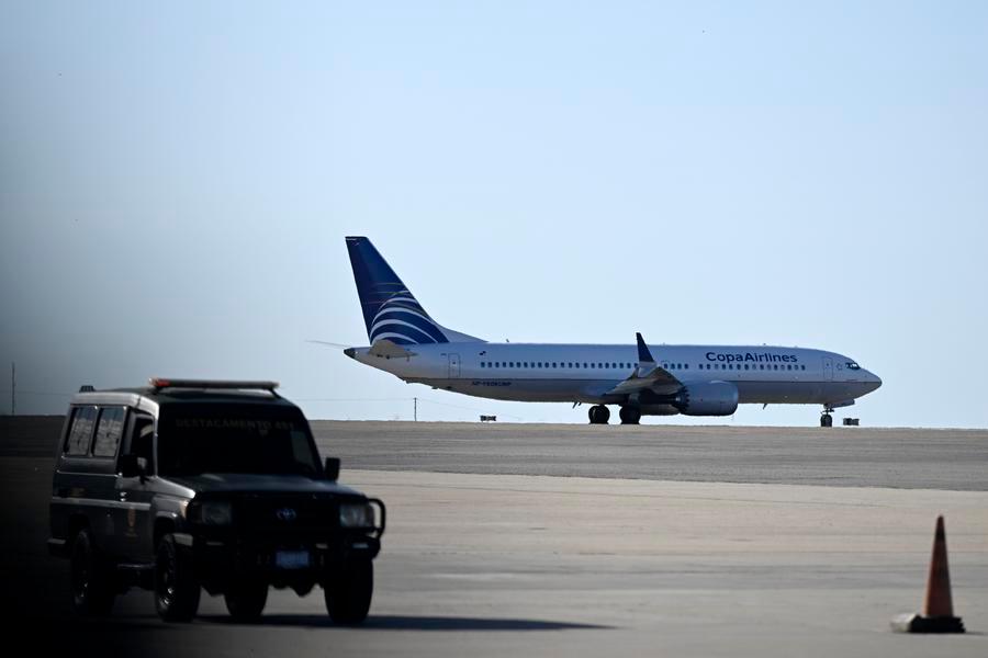 Imagen del 3 de diciembre de 2025 de un avión de la aerolínea panameña Copa Airlines rodando en el Aeropuerto Internacional Simón Bolívar, en Maiquetía, estado de La Guaira, Venezuela. (Xinhua/Li Muzi) 