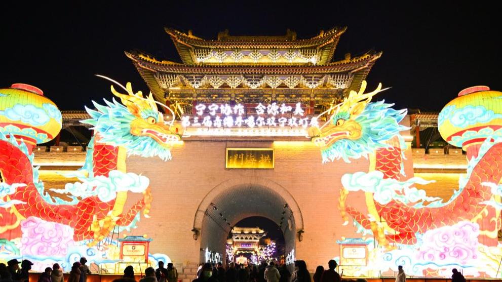 Turistas disfrutan de su tiempo libre durante vacaciones de Año Nuevo en China