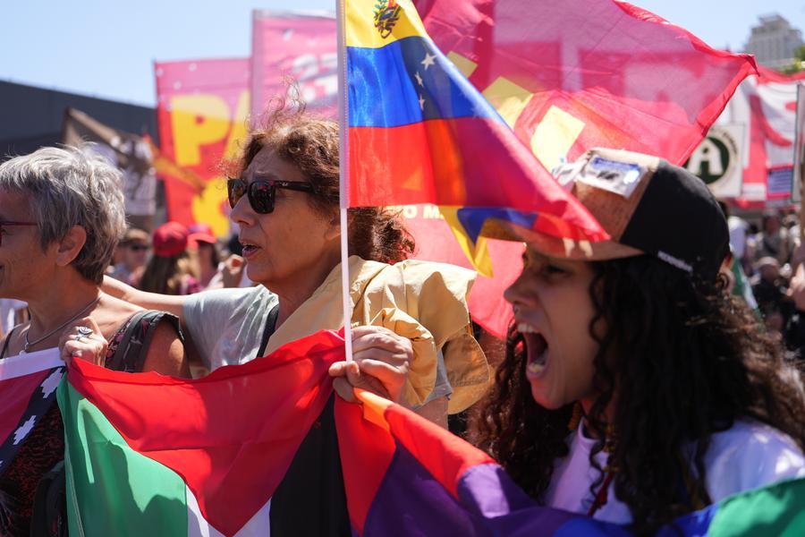 Imagen del 3 de enero de 2026 de personas manifestándose en apoyo a Venezuela frente a la Embajada de Estados Unidos, en la ciudad de Buenos Aires, capital de Argentina. (Xinhua/Zhang Duo)