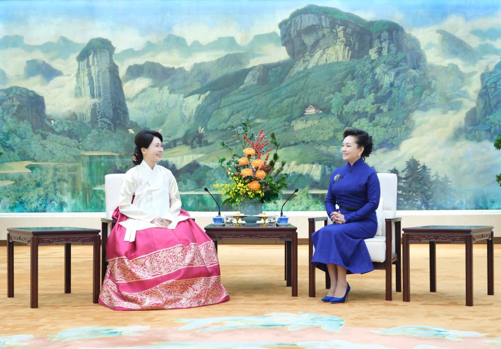 Peng Liyuan charla durante el té con esposa de presidente de República de Corea