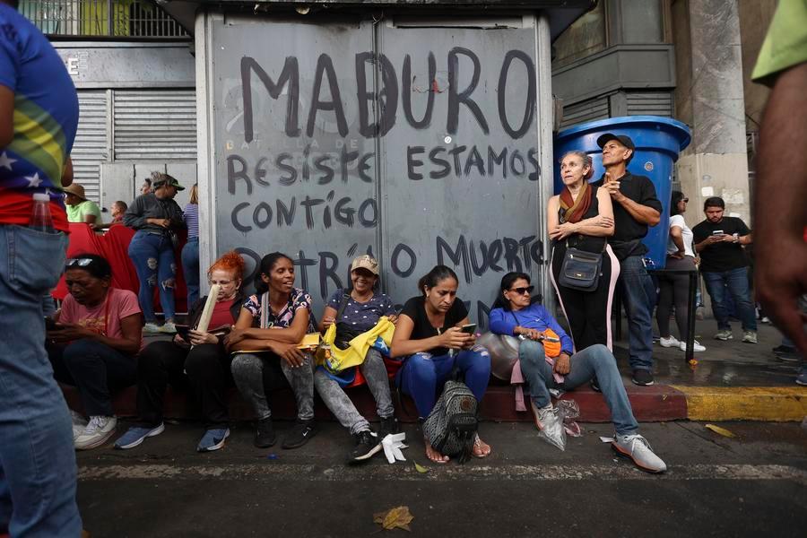 Venezolanos se mantienen en las calles de Caracas para exigir regreso de Nicolás Maduro y su esposa