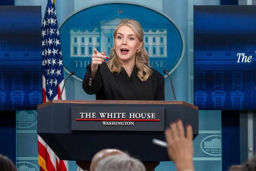 Trump analiza opciones para adquirir Groenlandia, incluyendo uso de ejército, dice Casa Blanca