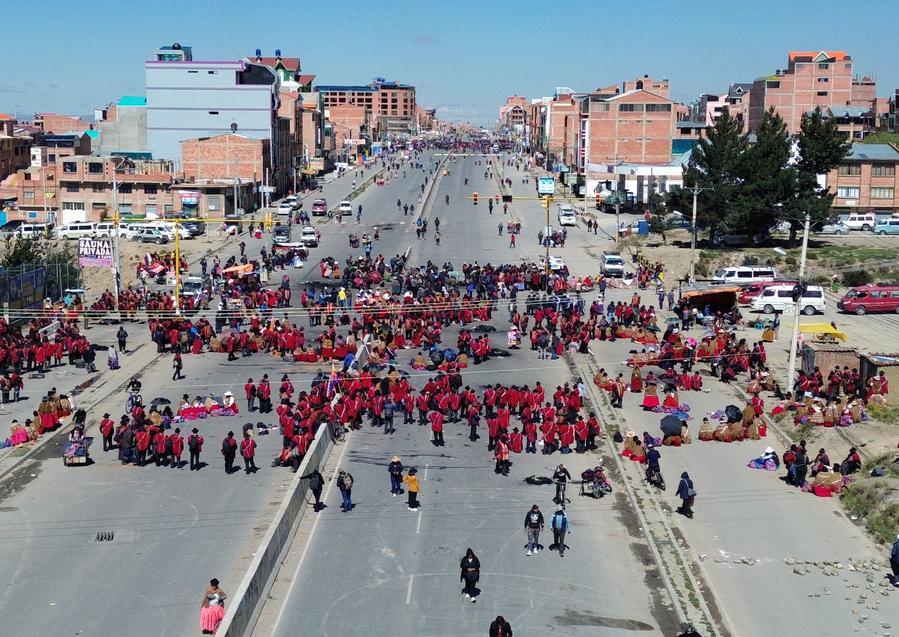 Bloqueos por eliminación de subsidios aíslan a ciudades bolivianas de La Paz y El Alto