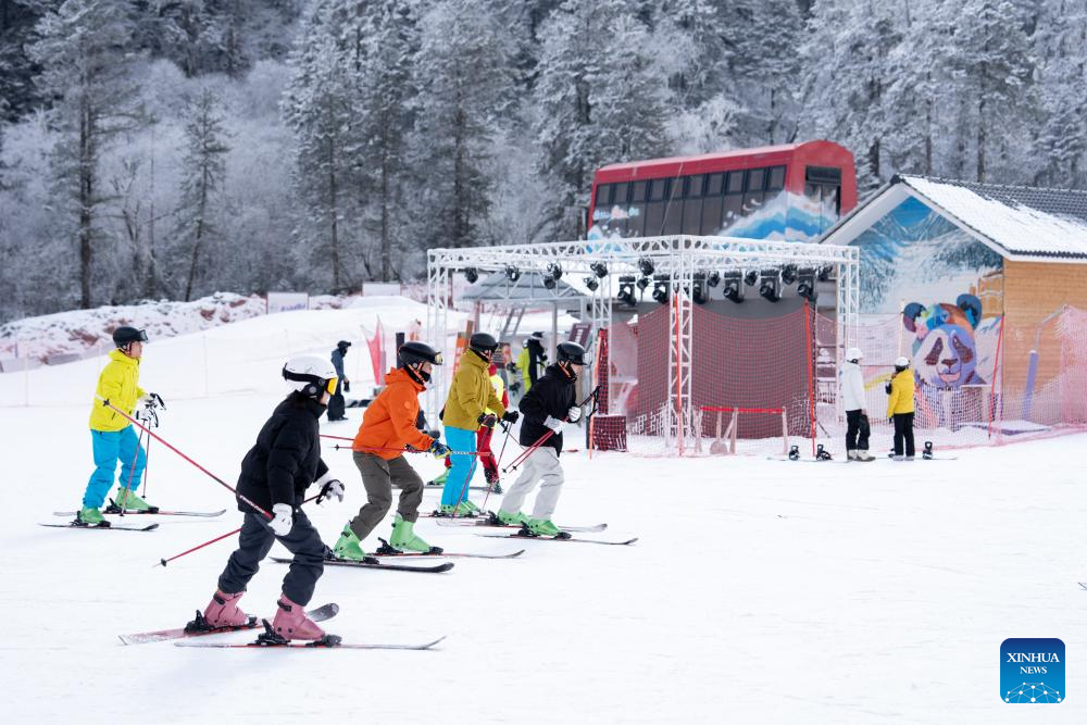 Sichuan, un destino destacado de turismo de hielo y nieve en latitudes bajas