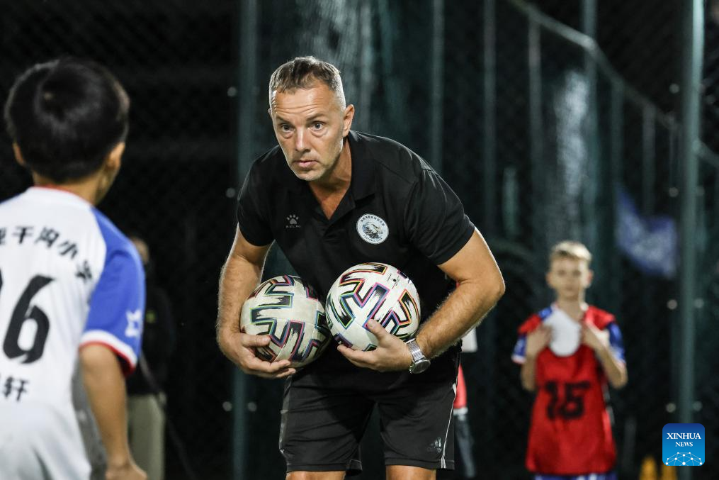Director técnico francés se dedica al entrenamiento de fútbol juvenil en Sanya