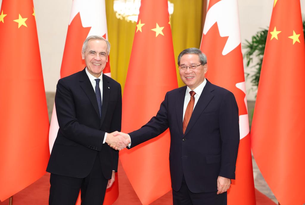 BEIJING, 15 enero, 2026 (Xinhua) -- El primer ministro chino, Li Qiang, sostiene conversaciones con el primer ministro canadiense, Mark Carney, quien se encuentra en visita oficial a China, en el Gran Palacio del Pueblo, en Beijing, capital de China, el 15 de enero de 2026. (Xinhua/Huang Jingwen)